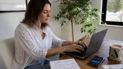 Community manager freelance : combien gagner et quel statut choisir ?